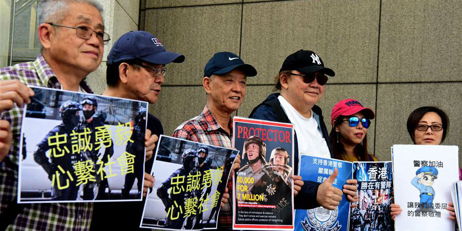 Cidadãos seguram faixas em apoio à polícia de Hong Kong