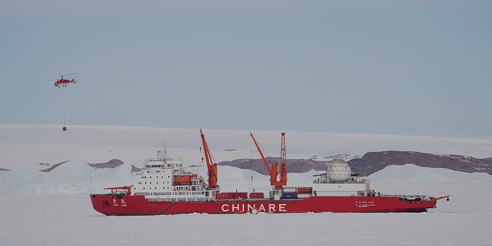 Navio quebra-gelo “Xuelong 2” descarrega carga para a Estação Zhongshan na Antártica