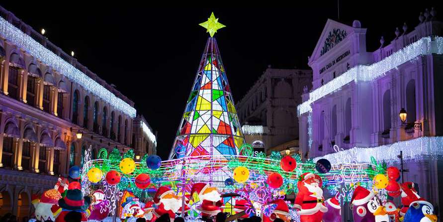 Luzes festivas se acendem para celebrar Natal e Ano Novo em Macau