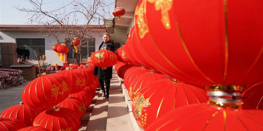 Pessoas fazem lanternas vermelhas para satisfazer a procura do mercado em Hebei