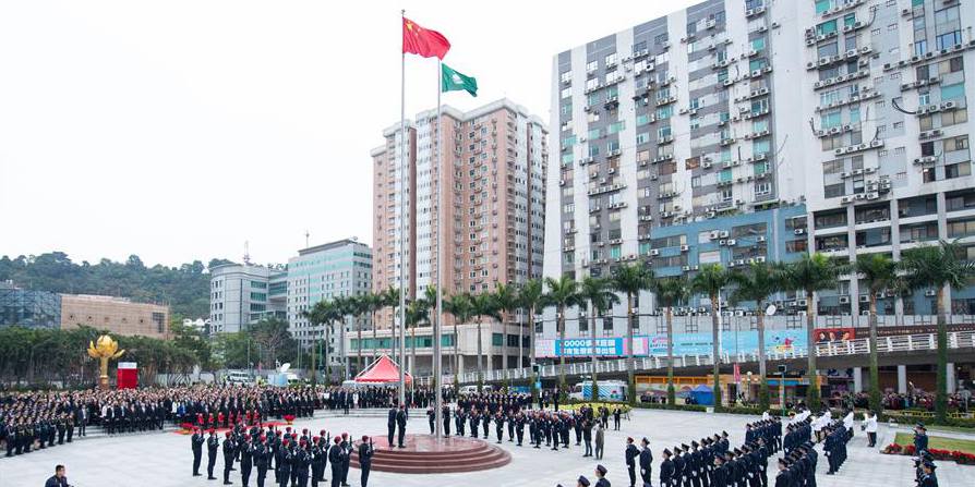 Cerimônia de hasteamento de bandeiras celebra o 20º aniversário do regresso de Macau à pátria