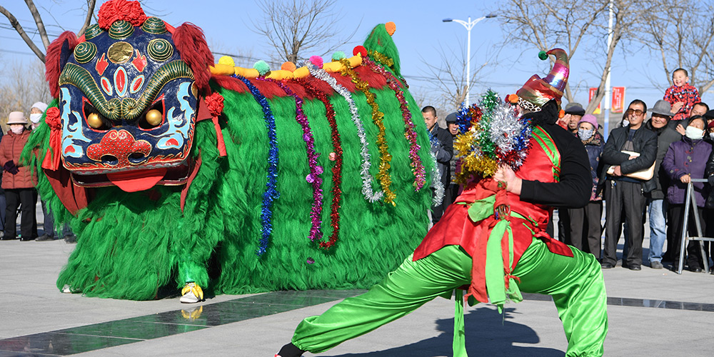 Artistas folclóricos ensaiam dança do leão para o próximo Ano Novo Lunar em Gansu, noroeste da China