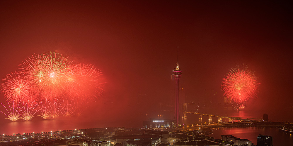 Macau e Zhuhai realizam pela primeira vez em conjunto espectáculo de fogo-de-artifício em comemoração do 20° aniversário da RAEM