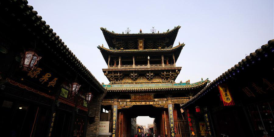Turistas visitam a antiga cidade de Pingyao em Shanxi, norte na China