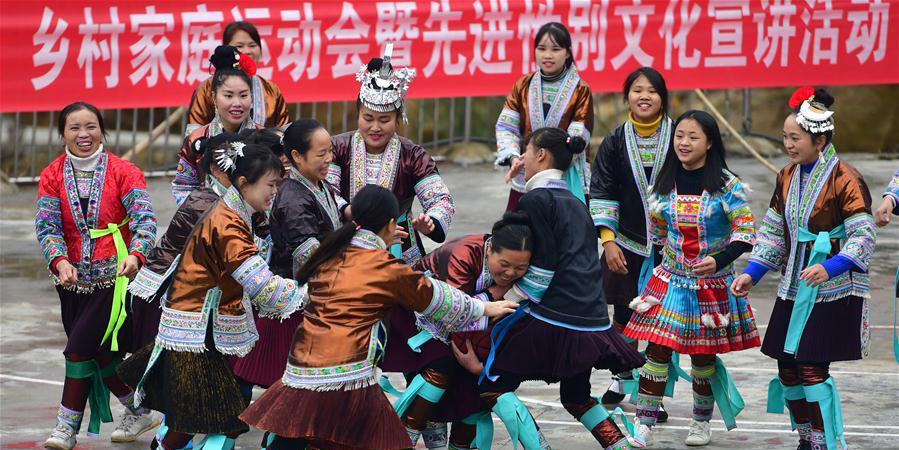 Evento esportivo familiar é organizado para saudar o próximo Ano Novo da etnia Miao em Guangxi