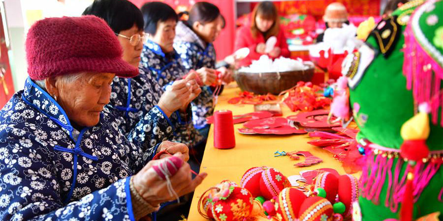 Aldeia de Fanxin desenvolve a tradicional indústria de bordados para aumentar a renda dos moradores