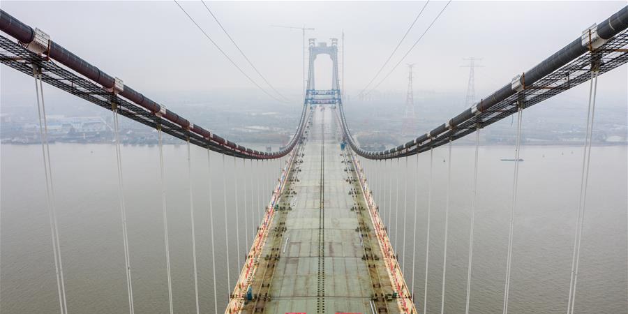 Primeira ponte estaiada rodoferroviária da China conclui a construção da sua estrutura principal
