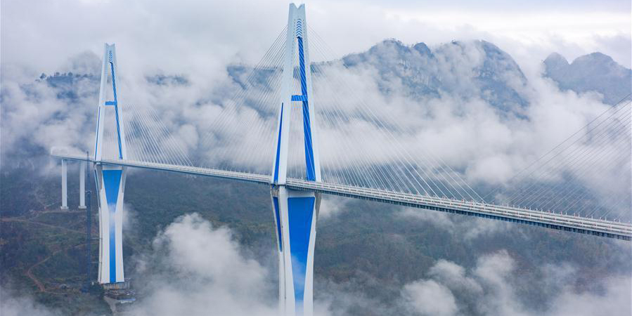 Mega ponte é inaugurada e liberada ao tráfego no sudoeste da China