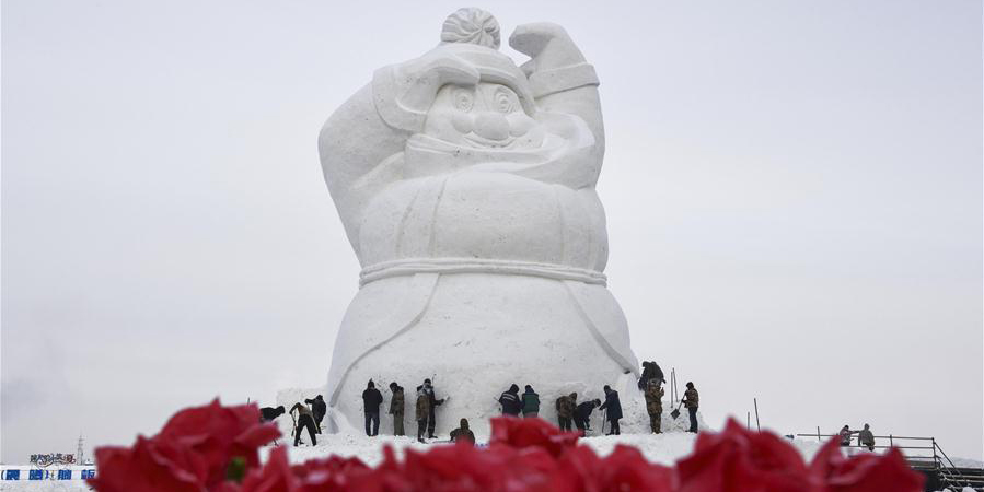2020 esculturas de neve são feitas ao longo do rio Songhuajiang para saudar o ano novo