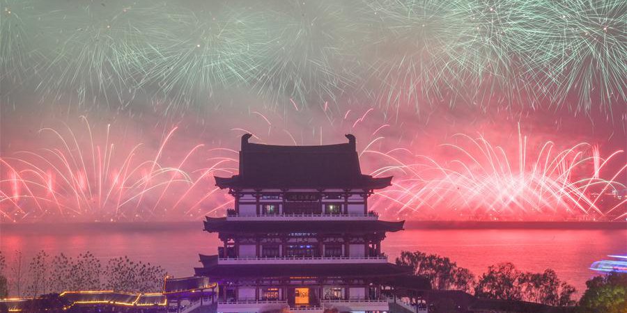 Cidade de Changsha comemora a chegada de 2020 com fogos de artifício