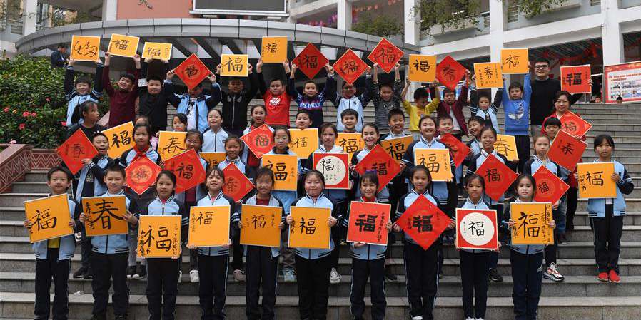 Escola em Guangxi realiza atividade de caligrafia chinesa para celebrar o próximo ano novo