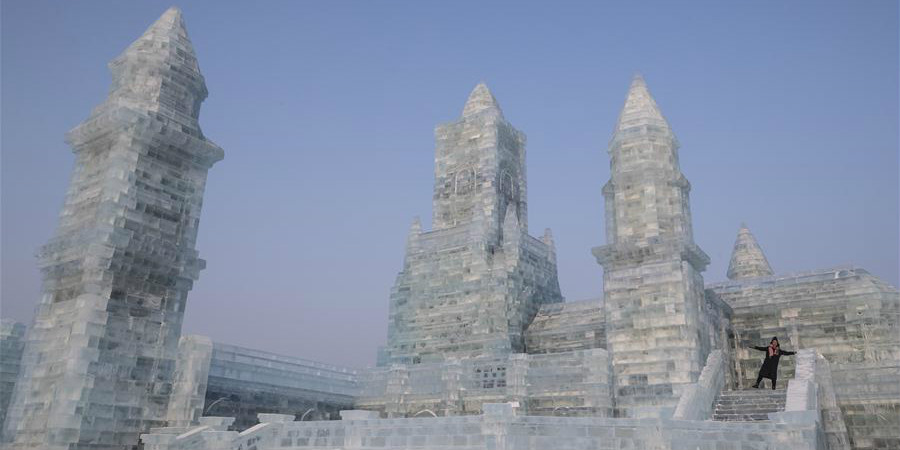 Turistas apreciam esculturas de gelo no Mundo de Neve e Gelo de Harbin, Heilongjiang