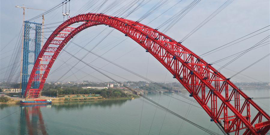 Principais arcos em treliça de aço da Terceira Ponte de Pingnan se unem em Guangxi, sudoeste da ChinaBRIDGE-CONSTRUCTION (CN)