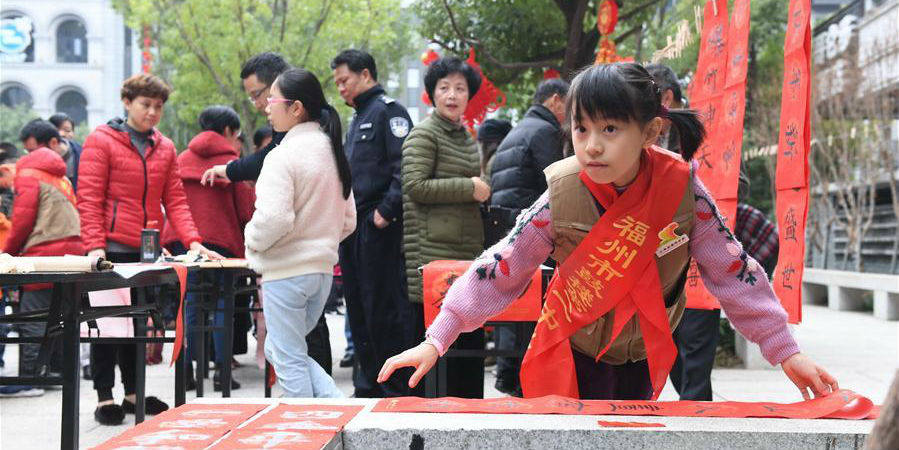 Escola realiza atividade para distribuir dísticos da Festa da Primavera para moradores locais em Fuzhou