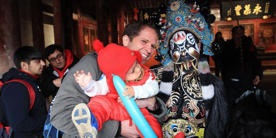 Estrangeiros participam de atividade apresentando costumes do Ano Novo Lunar Chinês em Zhejiang