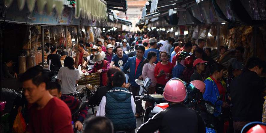 Pessoas em Haikou começam a fazer compras para a próxima Festa da Primavera