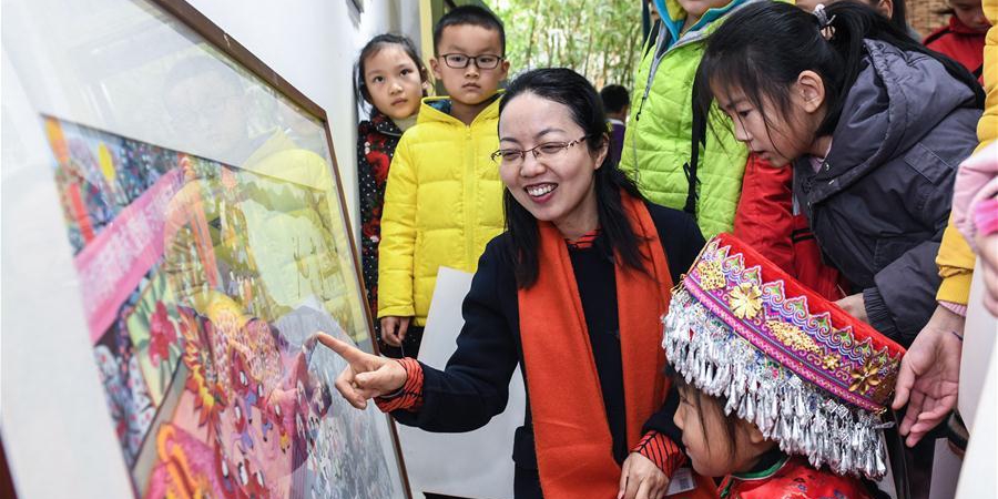Estudantes aprendem a fazer pinturas de agricultores tradicionais para saudar a próxima Festa da Primavera em Zhejiang