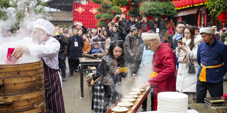 Grande banquete ao ar livre é realizado na cidade antiga de Zhongshan em Chongqing