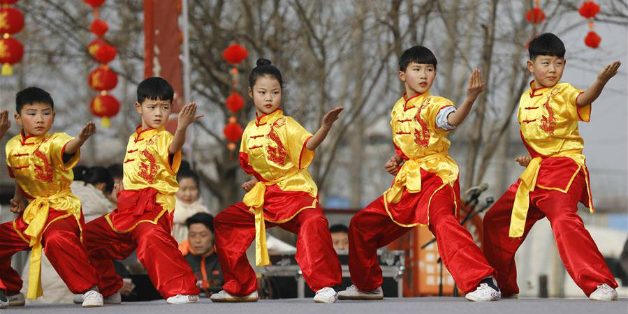 Apresentações folclóricas em toda a China antes do Ano Novo Lunar