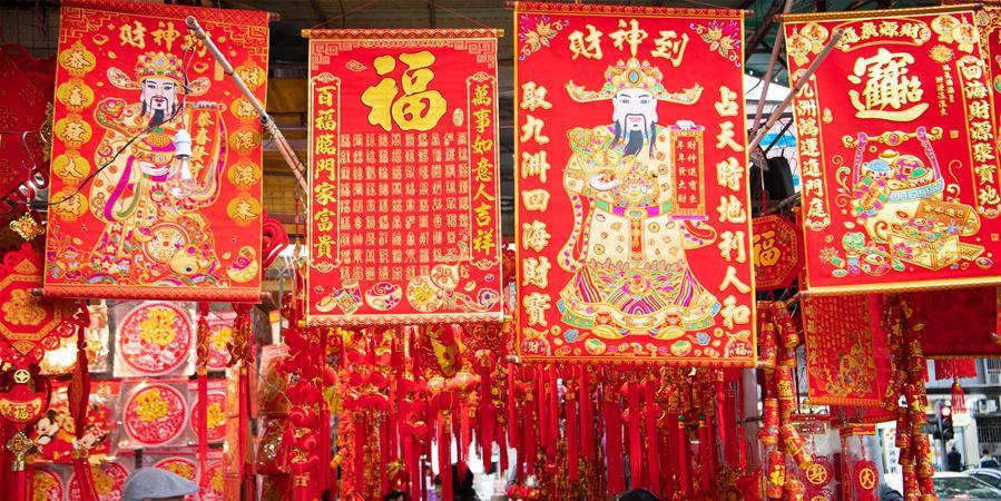 Cidadãos fazem compras para celebrar o Ano Novo Lunar Chinês em Macau
