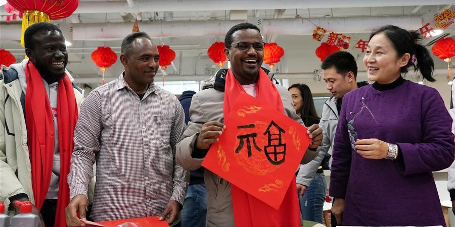 Estudantes internacionais participam de evento cultural da Festa da Primavera em Beijing