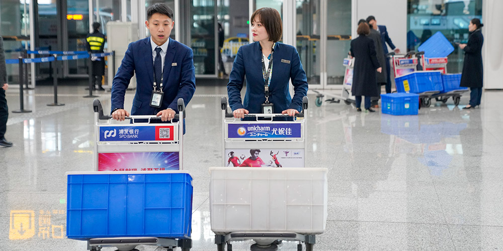 Vida cotidiana de um casal que trabalha no Aeroporto de Chongqing durante a alta temporada de viagem da Festa da Primavera