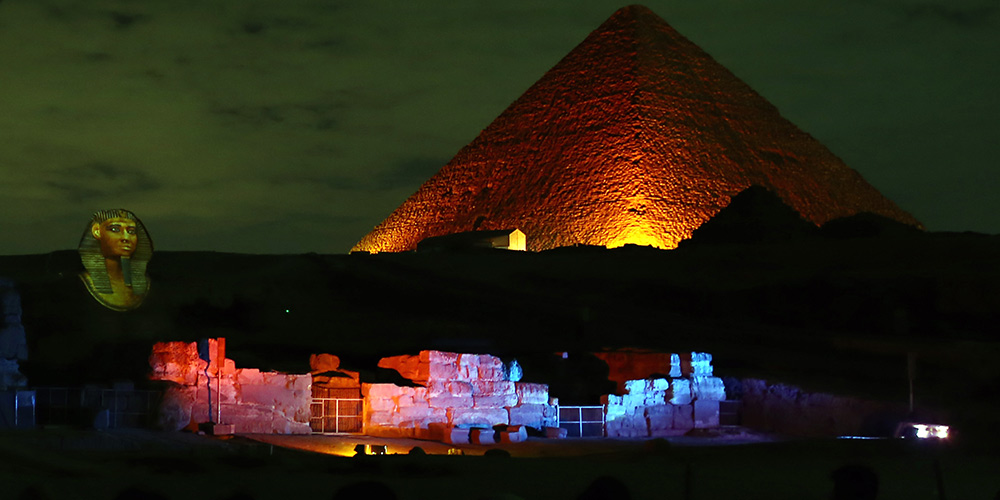 Pirâmides e Esfinge do Egito ganham iluminação em vermelho para celebrar o Ano Novo Lunar Chinês