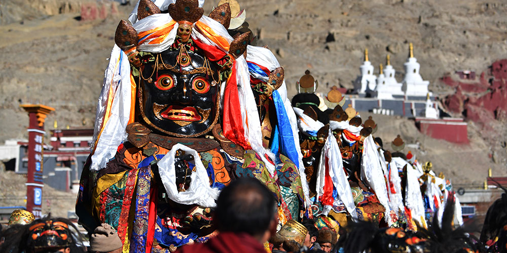 Cerimônia religiosa para rezar por um ano repleto de paz e harmonia é realizada no Tibet