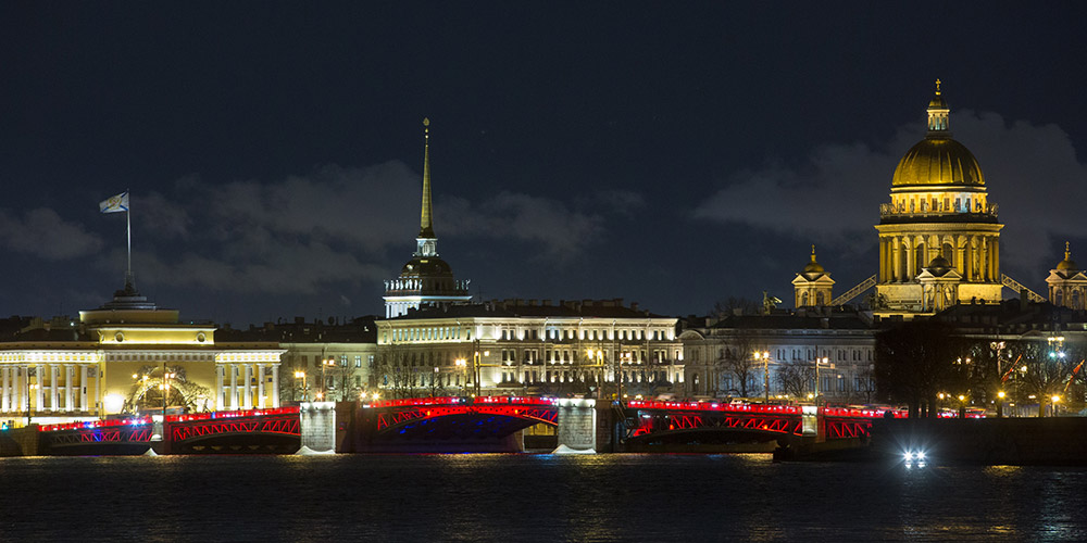 Ponte do Palácio em São Petersburgo ganha iluminação especial do Ano Novo Lunar Chinês
