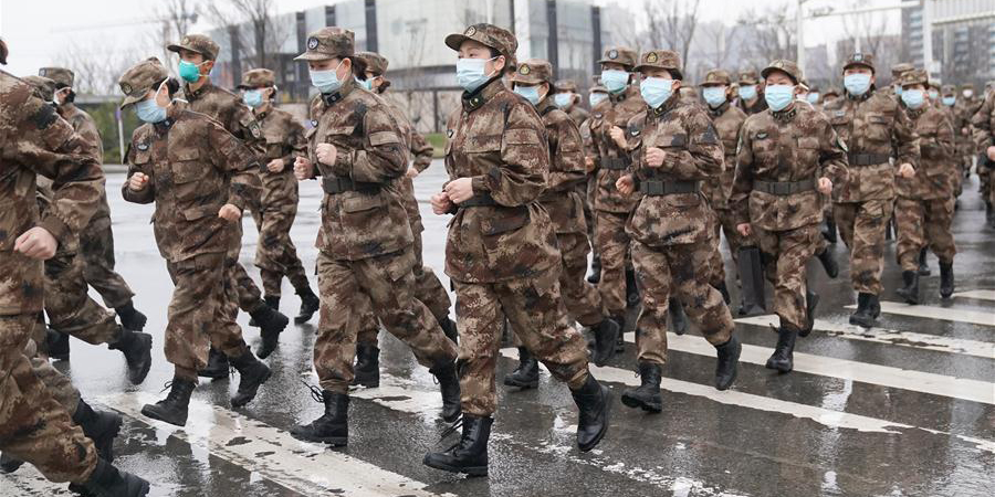 Militares chineses chegam de avião a Wuhan para ajudar a luta contra o novo coronavírus