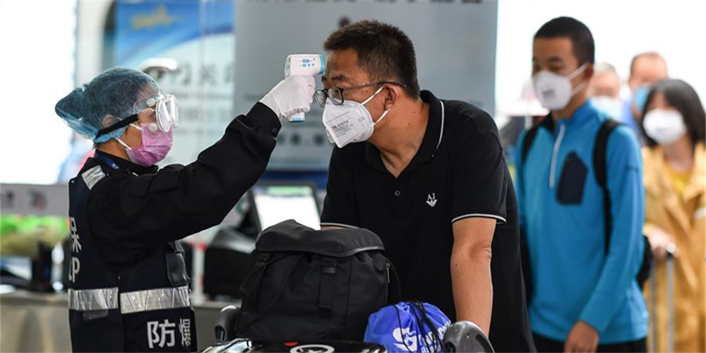 Viajantes passam por teste de temperatura corporal no Aeroporto Internacional de Sanya Phoenix em Hainan