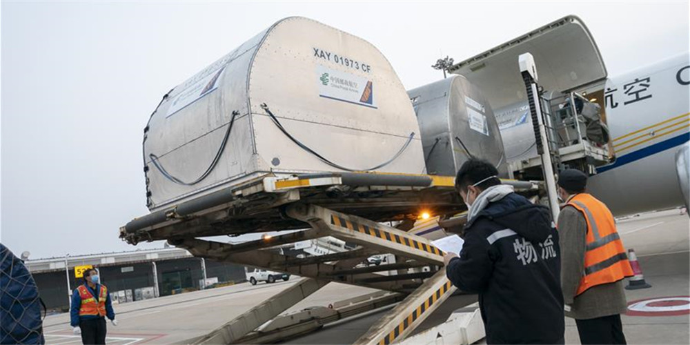 Materiais de auxílio chegam ao Aeroporto Internacional de Wuhan Tianhe