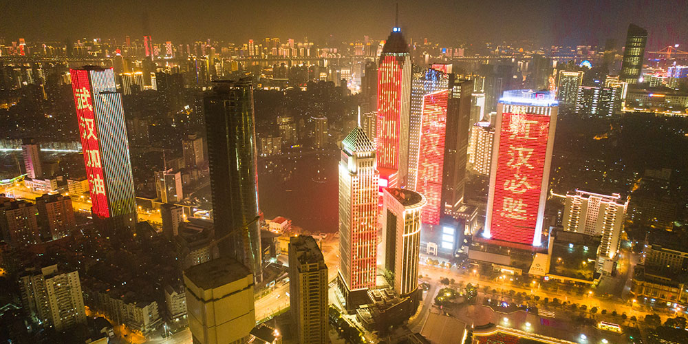 Edifícios em Wuhan ficam iluminados com frases de solidariedade