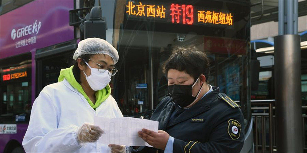 Beijing adota várias medidas preventivas para conter a propagação do novo coronavírus em ônibus