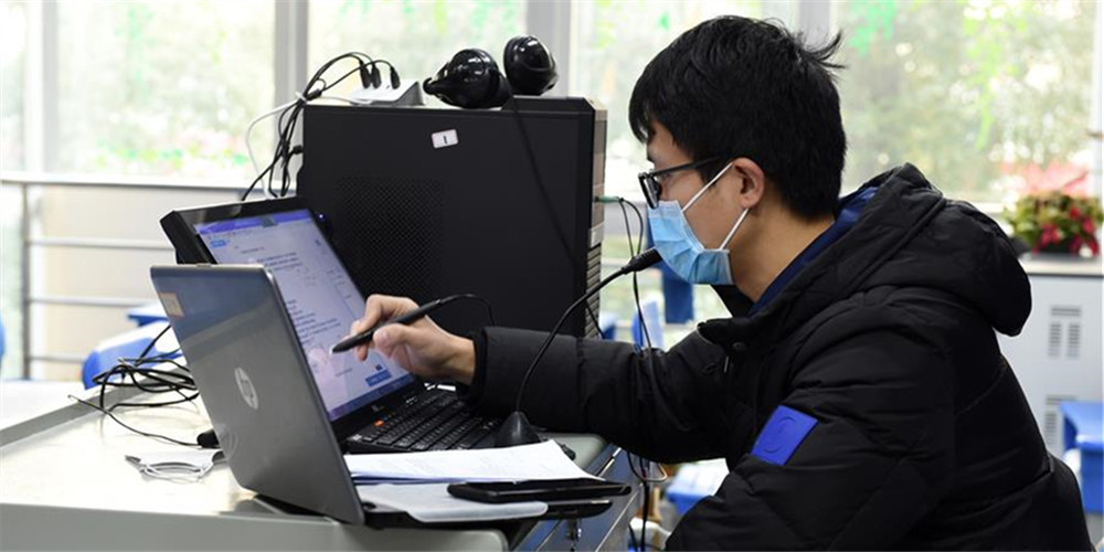 Professores oferecem aulas online para estudantes em meio ao surto do novo coronavírus em Hefei, província de Anhui