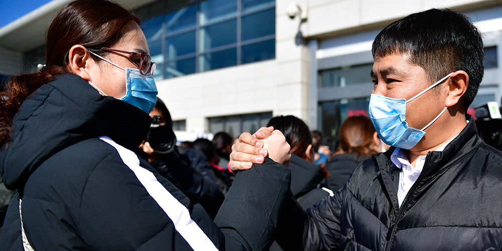 Profissionais de saúde partem para ajudar os esforços de controle do coronavírus em Hubei