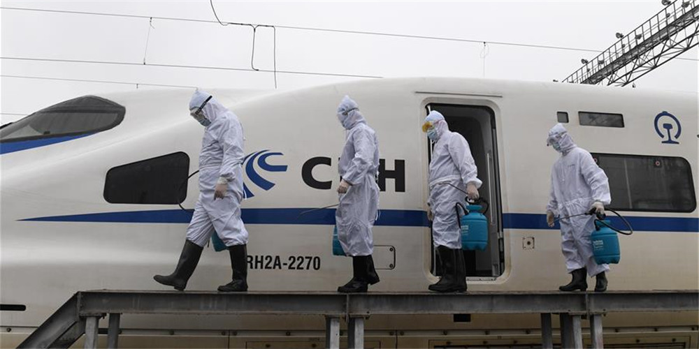 Funcionários ferroviários realizam operações de desinfecção para prevenir e controlar disseminação do coronavírus