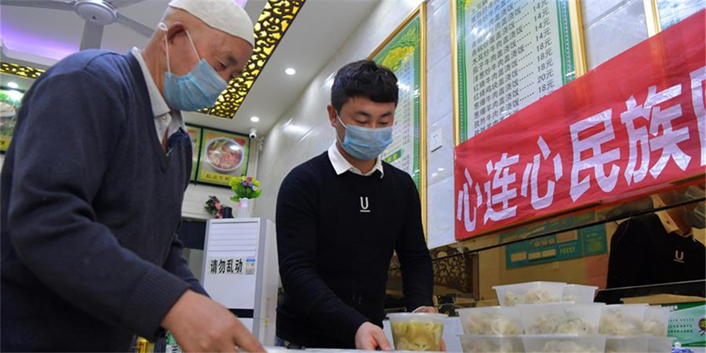 Moradores oferecem comida gratuita para funcionários em combate contra o novo coronavírus