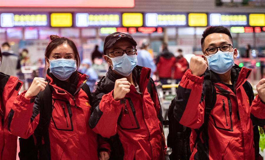 Equipe médica de Guizhou parte para Wuhan
