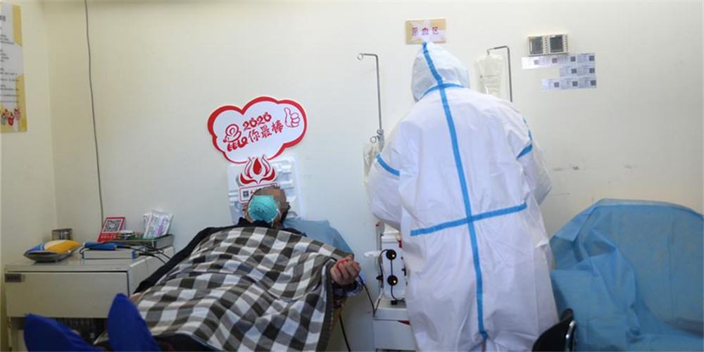 Pacientes chineses curados do coronavírus doam plasma para salvar mais vidas