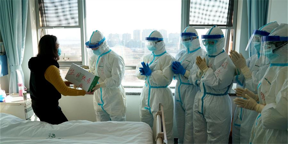 Paciente recebe alta hospitalar após se recuperar de infecção por coronavírus em Wuhan