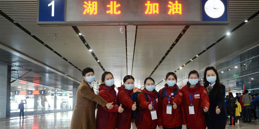 Funcionários médicos de Hunan partem a Hubei para ajudar na luta contra novo coronavírus