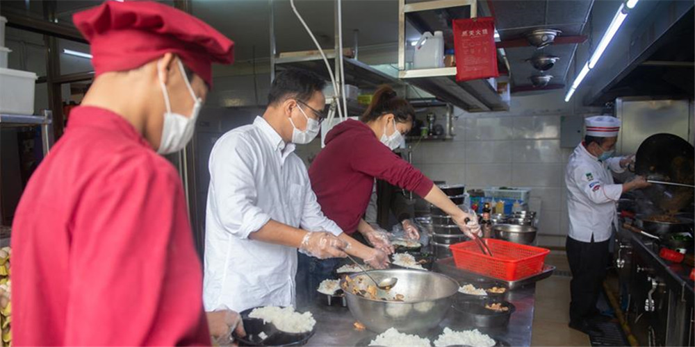 Restaurante oferece refeições gratuitas para funcionários médicos em Hainan