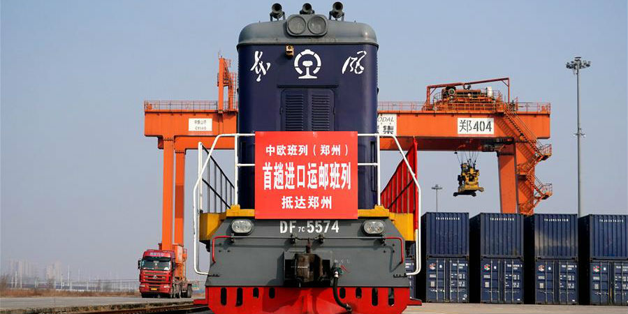 Trem de carga China-Europa carregado de remessas chega à cidade de Zhengzhou, no centro da China