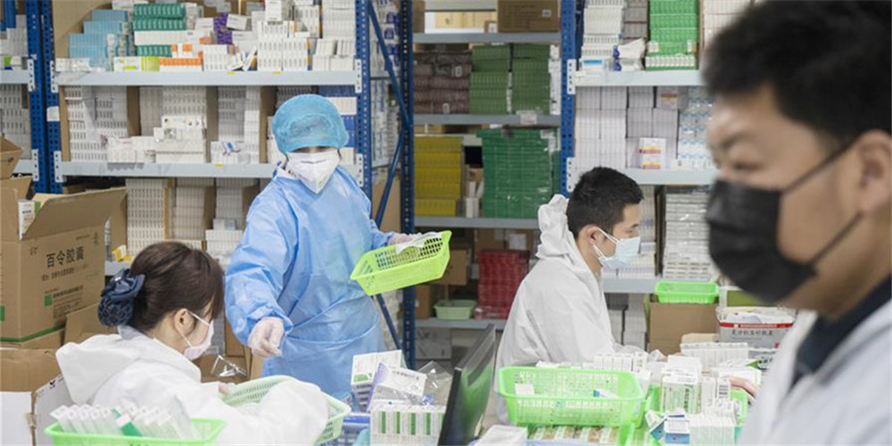Funcionários em farmácia de Wuhan trabalham arduamente para atender às necessidades de saúde