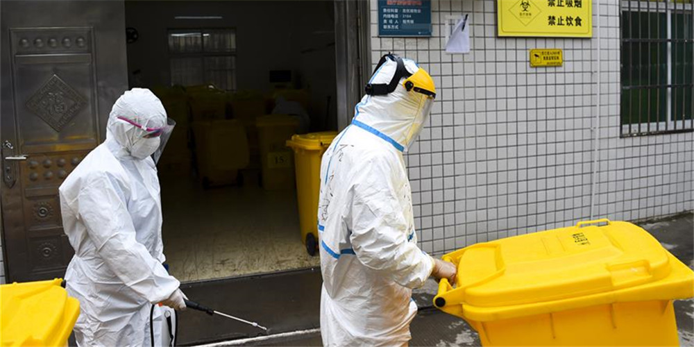 Funcionários sanitários de Hubei coletam e transferem resíduos hospitalares