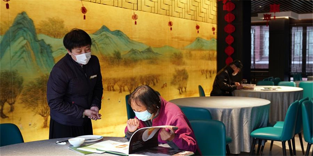 Restaurante em Shanghai toma medidas rigorosas para garantir a saúde dos consumidores