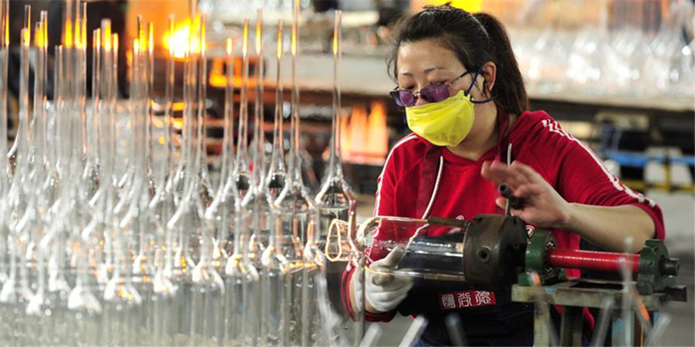 Empresas retomam produção em meio a medidas preventivas contra epidemia em Hebei, no norte da China