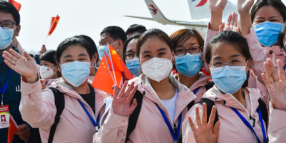 Profissionais médicos voltam para casa após concluir sua missão em Hubei