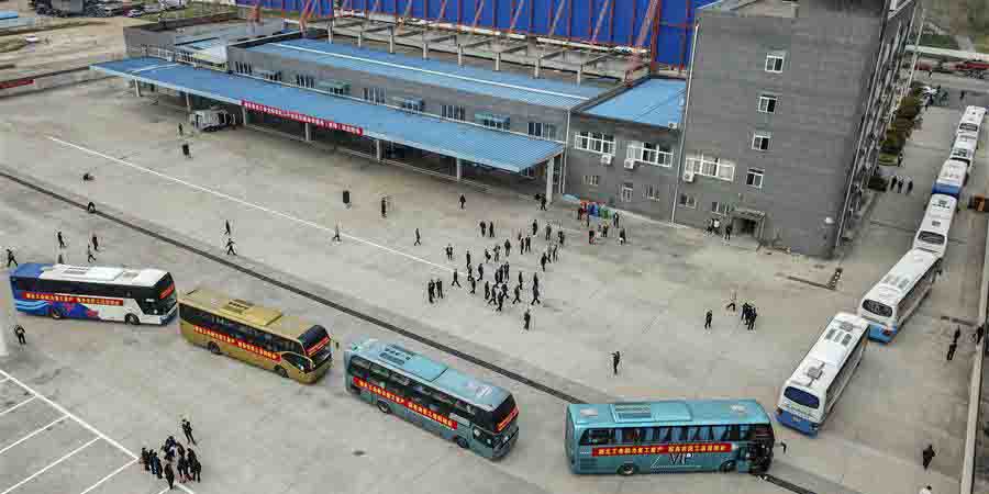 Trabalhadores migrantes partem de Hubei para locais de trabalho em ônibus fretados